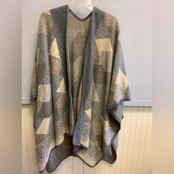 Grey/cream color patchwork shawl from paper store one size - Picture 1 of 3